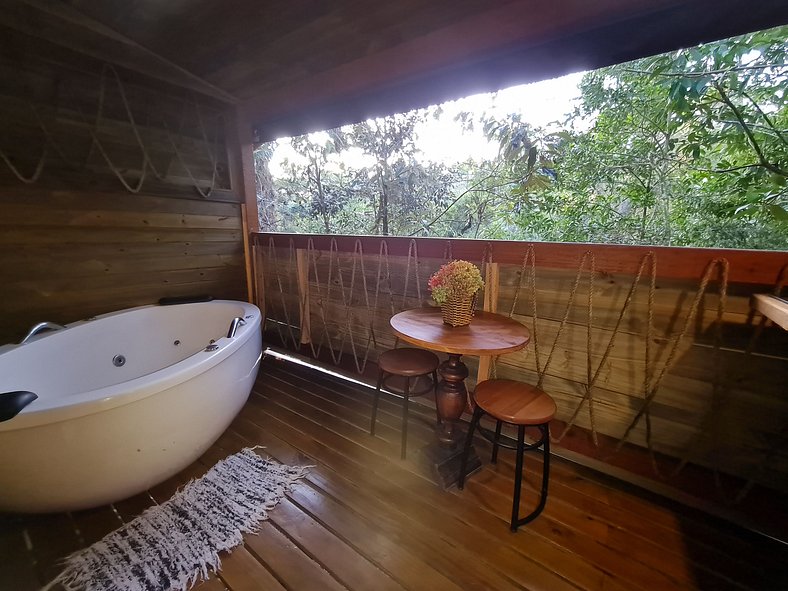 Cabana com hidromassagem no deck e linda vista para mata | T