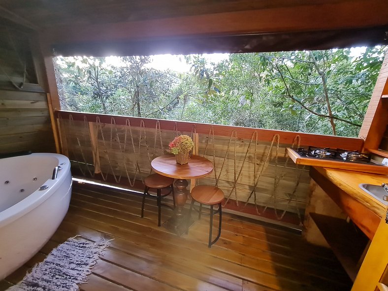 Cabana com hidromassagem no deck e linda vista para mata | T